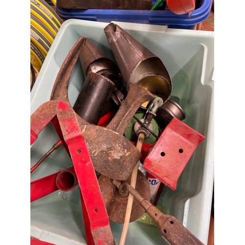 394 - CARTON CONTAINING VINTAGE OIL DISPENSERS, A PAIR OF AXLE STANDS AND A COBBLERS LAST