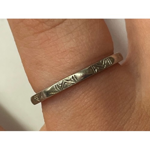 571 - WHITE METAL ENGRAVED OCTAGONAL ETERNITY BAND STAMPED PALL 2.3G APPROX