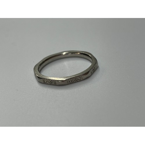 571 - WHITE METAL ENGRAVED OCTAGONAL ETERNITY BAND STAMPED PALL 2.3G APPROX