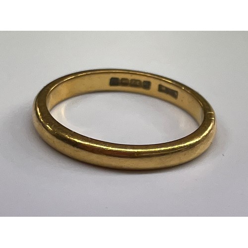 569 - 22CT GOLD WEDDING BAND SIZE N 4.3G APPROX