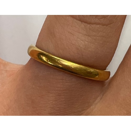 569 - 22CT GOLD WEDDING BAND SIZE N 4.3G APPROX