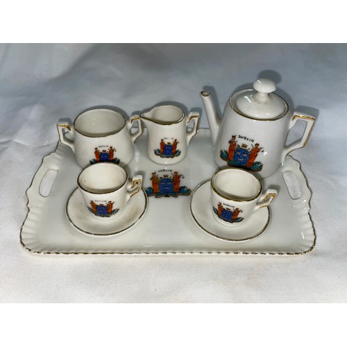 411 - MINIATURE CRESTED WARE TETE A TETE