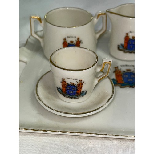 411 - MINIATURE CRESTED WARE TETE A TETE