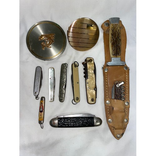 414 - SMALL HUNTING KNIFE AND SHEATH AND A SMALL BAG OF VARIOUS PENKNIVES