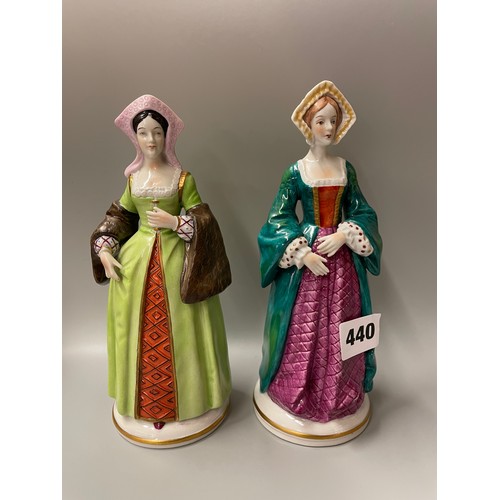 440 - 20TH CENTURY SITZENDORF FIGURES OF JANE SEYMOUR AND CATHERINE OF ARAGON