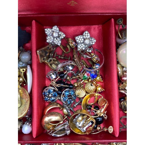 565 - SMALL RED CANTILEVER BOX OF DRESS JEWELLERY INCLUDING EARRINGS, VARIOUS CHAINS, WRISTWATCHES AND GEN... 