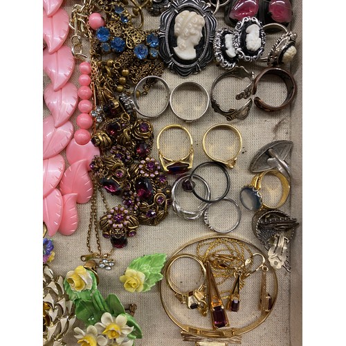 572 - SELECTION OF COSTUME BROOCHES, RINGS AND VARIOUS DRESS SETS