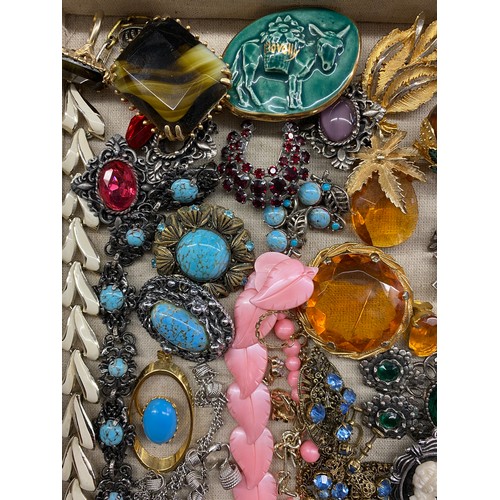 572 - SELECTION OF COSTUME BROOCHES, RINGS AND VARIOUS DRESS SETS