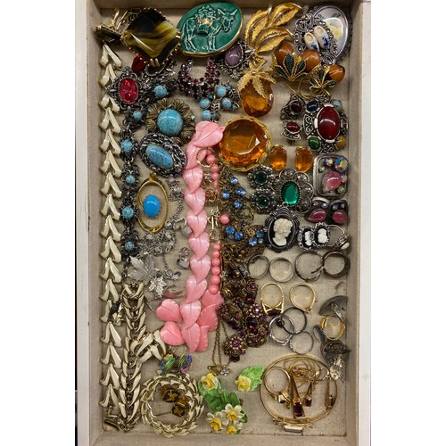 572 - SELECTION OF COSTUME BROOCHES, RINGS AND VARIOUS DRESS SETS