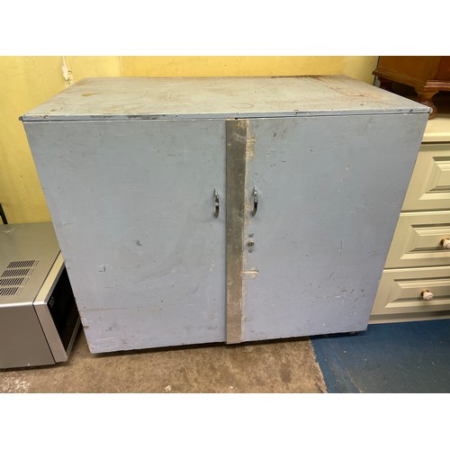 66 - LARGE BLUE PAINTED TOOL CHEST ON WHEELS