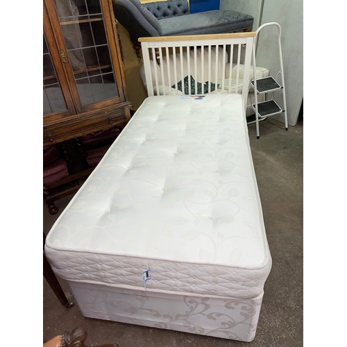 137 - SINGLE DIVAN BED WITH WHITE PAINTED AND LIGHT WOOD HEADBOARD (HIGHGROVE MATTRESS)