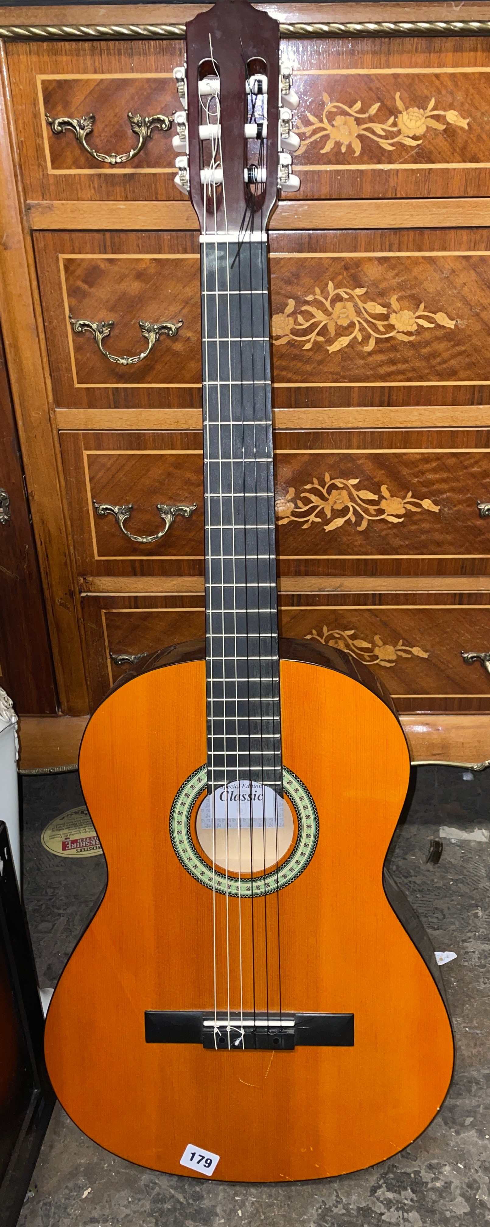 CLASSIC ACOUSTIC GUITAR