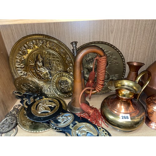 268 - SHELF OF BRASS MARTINGALES ON STRAPS, COPPER AND BRASS BANDED JUGS AND A VINTAGE BUGLE HORN