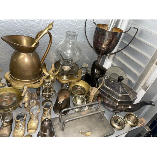 290 - LARGE SELECTION OF BRASS WARE INC. ASHTRAYS, TRENCHART SHELL CASES, GRADUATED CANDLESTICKS, BOOTS AN... 