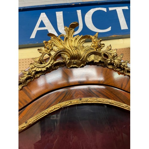 123 - QUALITY 20TH CENTURY KINGWOOD VITRINE WITH VERNIS MARTIN STYLE PAINTED PANEL AND GILT METAL MOUNTS