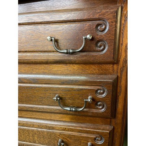 113 - FRENCH OAK SEMAINIER CHEST