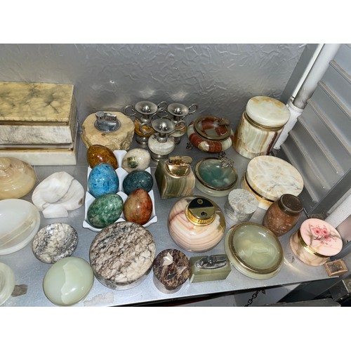 199 - SHELF OF ONYX AND ALABASTER ASHTRAYS, TABLE LIGHTERS, GOBLETS, AND EGGS