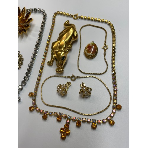 447 - SMALL SELECTION OF COSTUME JEWELLERY INCLUDING A PANTHER BROOCH, STAR BURST BROOCH, ETC