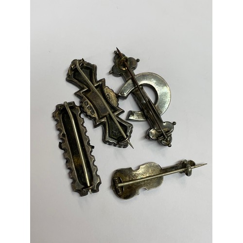 442 - FOUR SILVER BAR BROOCHES INCLUDING HORSE SHOE, 'DORRIE' NAME BROOCH, CELLO/VIOLIN AND BIRD