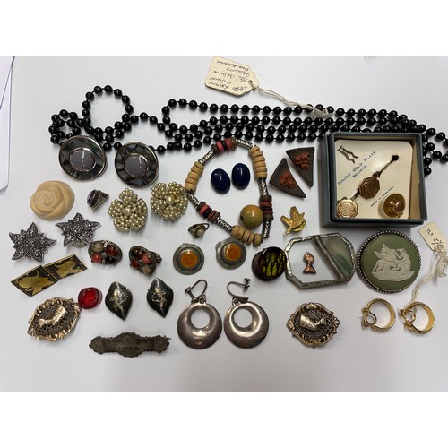 443 - SELECTION OF COSTUME JEWELLERY INCLUDING WEDGWOOD BROOCH, JET BEADS, FISH AND GLASS PENDANT