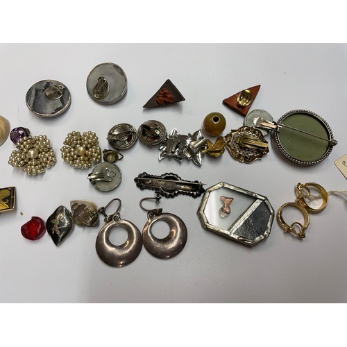 443 - SELECTION OF COSTUME JEWELLERY INCLUDING WEDGWOOD BROOCH, JET BEADS, FISH AND GLASS PENDANT