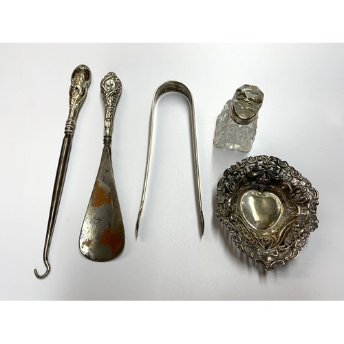 448 - SILVER COLLARED SMALL SCENT BOTTLE AND STOPPER, SILVER HANDLED SHOE HORN, PAIR OF GEORGIAN SILVER SU... 