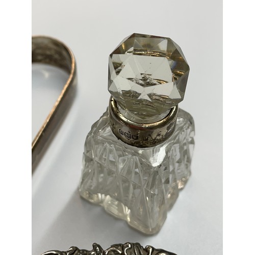 448 - SILVER COLLARED SMALL SCENT BOTTLE AND STOPPER, SILVER HANDLED SHOE HORN, PAIR OF GEORGIAN SILVER SU... 