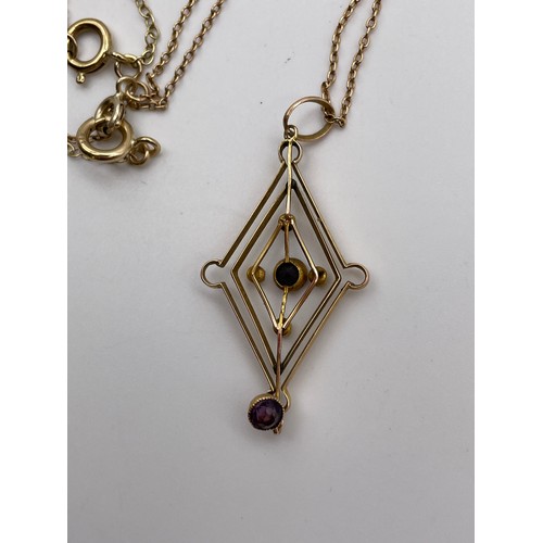 461 - UNMARKED ART DECO LOZENGE AMETHYST AND SEED PEARL PENDANT ON A 9CT GOLD TRACE CHAIN 4.6G OVERALL APP... 