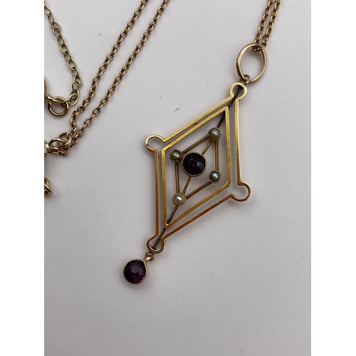 461 - UNMARKED ART DECO LOZENGE AMETHYST AND SEED PEARL PENDANT ON A 9CT GOLD TRACE CHAIN 4.6G OVERALL APP... 