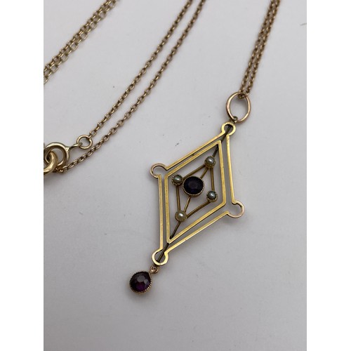 461 - UNMARKED ART DECO LOZENGE AMETHYST AND SEED PEARL PENDANT ON A 9CT GOLD TRACE CHAIN 4.6G OVERALL APP... 