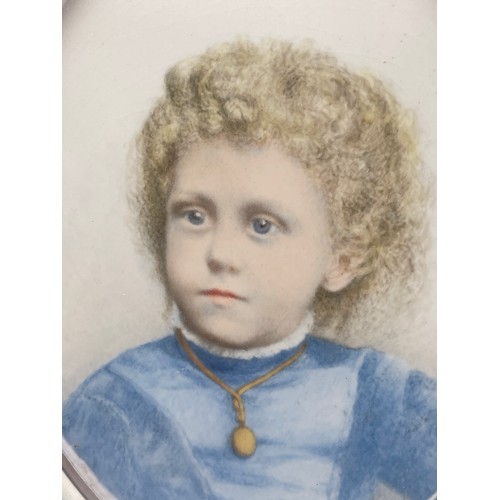 511 - EARLY 20TH CENTURY PORTRAIT ON OVAL PORCELAIN PLAQUE OF A YOUNG CHILD WEARING A BLUE COLLARED TOP AN... 