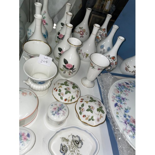 294 - SHELF OF WEDGWOOD VASES INC. HATHAWAY ROSE, CLEMENTINE, MIRABELLE, SWALLOW AND KUTANI CRANE PATTERNS