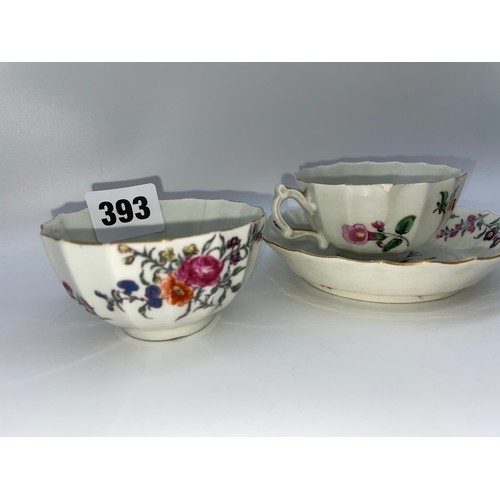 393 - THREE EXAMPLES OF 1ST PERIOD WORCESTER PORCELAIN INCLUDING TEA CUP, TEA BOWL AND SAUCER