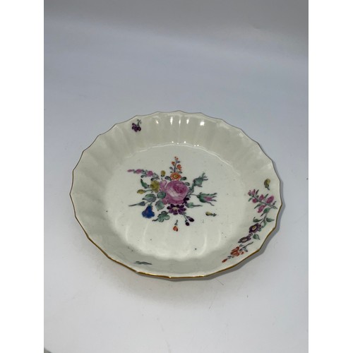 393 - THREE EXAMPLES OF 1ST PERIOD WORCESTER PORCELAIN INCLUDING TEA CUP, TEA BOWL AND SAUCER