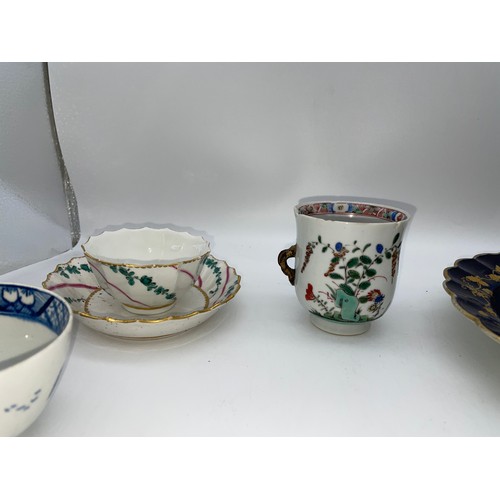 482 - BOX OF MISCELLANEOUS 18TH CENTURY TEA BOWLS AND SAUCERS, WORCESTER, JAMES GILES STYLE PLATE A/F