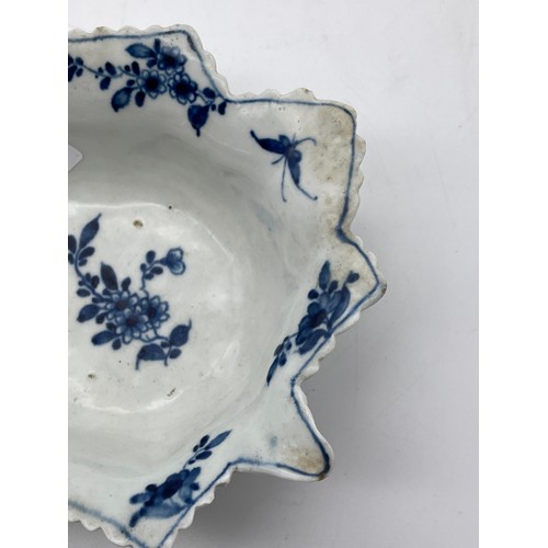 422 - 18TH CENTURY CAUGHLEY BLUE AND WHITE PICKLE DISH