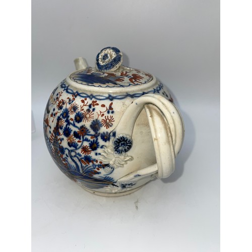 427 - 18TH CENTURY PEARL WARE BULLET TEAPOT WITH INTERTWINED DOUBLE HANDLE A/F, AND A FIRST PERIOD WORCEST... 