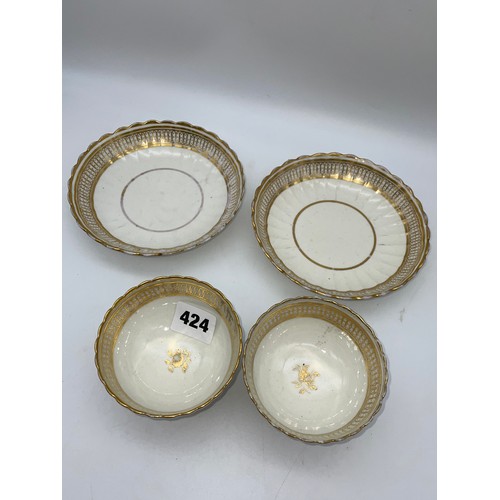 424 - PAIR OF 18TH CENTURY WORCESTER FLUTED TEA BOWLS AND SAUCERS WITH GILDED DECORATION (RUBBED)