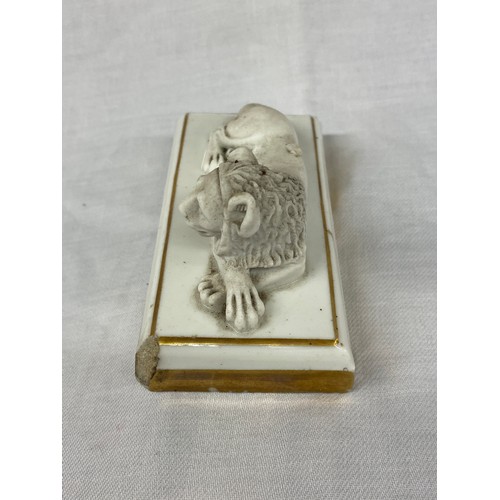 324 - FRENCH DAGOTY PARIS BISCUIT PORCELAIN GILT OUTLINED RECUMBENT LION PAPERWEIGHT, STAMP TO BASE 5cm x ... 