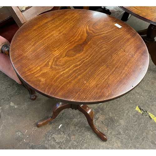 8 - GEORGE III MAHOGANY TILT TOP WINE TABLE ONE PIECE CIRCULAR TOP ON A TURNED GUN BARREL STEM TOP DIAME... 