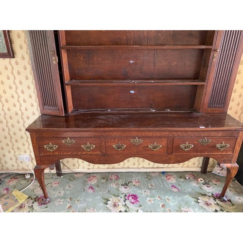 34 - 18TH CENTURY OAK DRESSER, THE PLATE RACK WITH MOULDED CORNICE AND PENDANT FRIEZE, THE SHELVES FLANKE... 