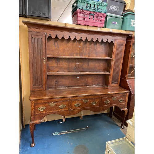 34 - 18TH CENTURY OAK DRESSER, THE PLATE RACK WITH MOULDED CORNICE AND PENDANT FRIEZE, THE SHELVES FLANKE... 