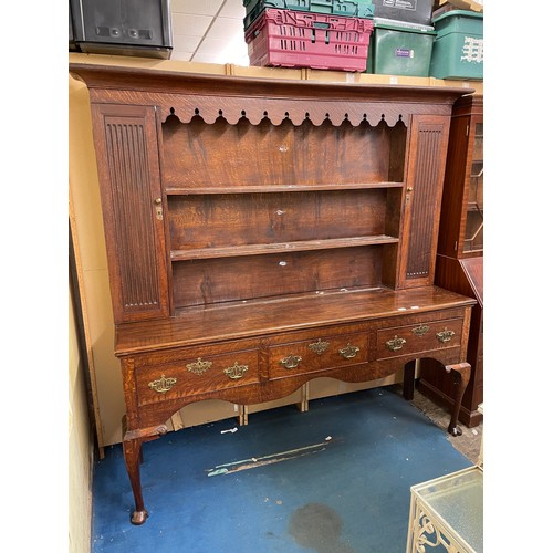 34 - 18TH CENTURY OAK DRESSER, THE PLATE RACK WITH MOULDED CORNICE AND PENDANT FRIEZE, THE SHELVES FLANKE... 