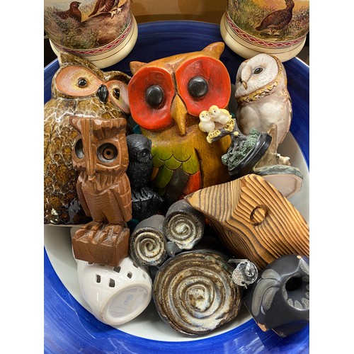 239 - LARGE BOWL OF VARIOUS CARVED WOODEN AND CERAMIC OWL FIGURES, AND PAIR OF FAMOUS GROUSE WHISKEY FLASK... 