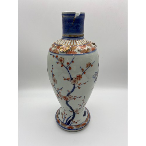 153 - IMARI PATTERN RIBBED VASE, CUPS, AND BALUSTER VASE A/F