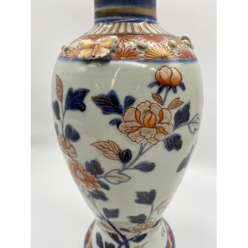 153 - IMARI PATTERN RIBBED VASE, CUPS, AND BALUSTER VASE A/F