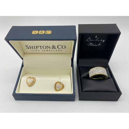 290 - SHIPTON & CO 925 SILVER CROSSOVER RING, CASED PAIR OF EARRINGS, A PENDANT ON TRACE CHAIN, VARIOUS DE... 