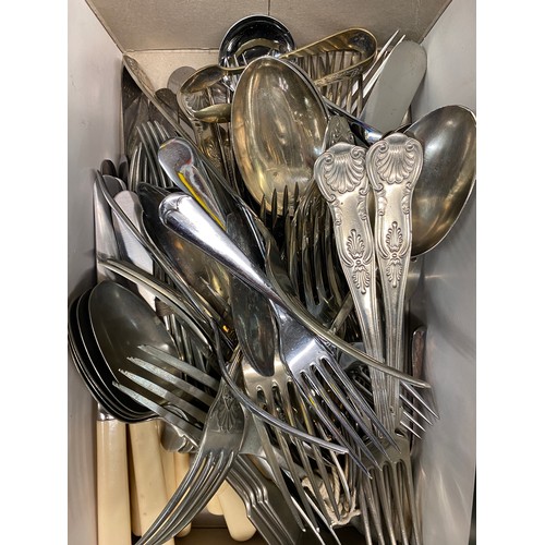 302 - GOOD SELECTION OF BOXED AND CASED CUTLERY FLATWARE