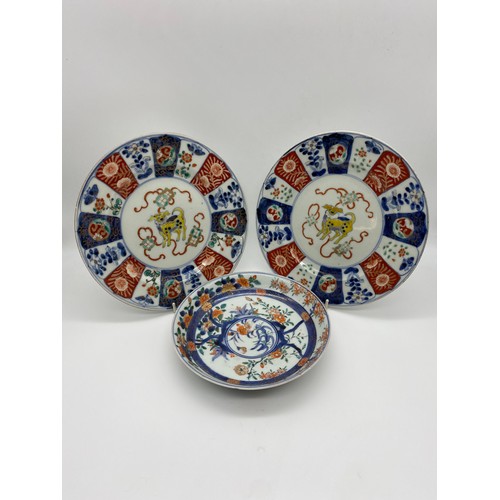 305 - JAPANESE IMARI DISH AND A PAIR OF OTHER PLATES