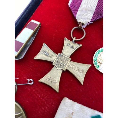 391 - WWII DEFENCE MEDAL, 1939-45 STAR, POLISH CROSS OF VALOUR, SERVICE MEDAL, MONTE CASSINO CROSS, AND 3R... 